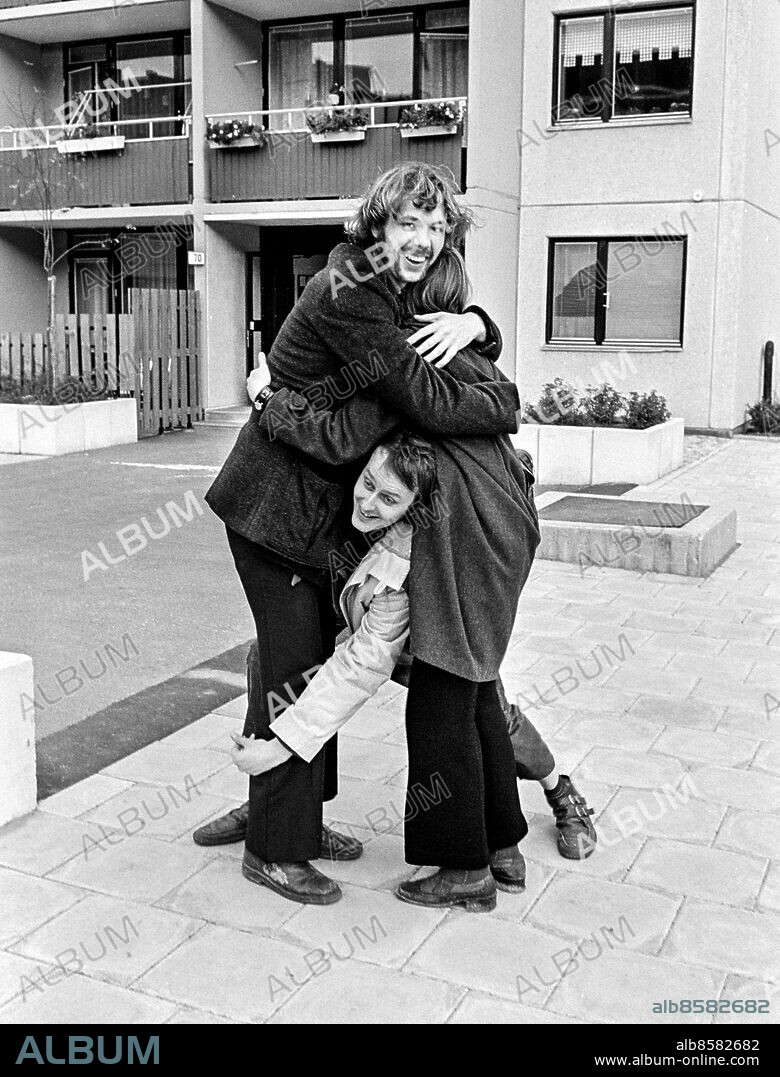 1971-10-20.. Kjell Alinge, radioprogramledare, kramar en flicka. I mitten ses Janne Forssell, radiopratare.. Foto: Bo-Aje Mellin / RiR / SVT / Kod: 5600. Reportage publ. i RiR 46/71 sid. 53 inför radioprogrammet Hemma hos.. RiR 20295 sv/v neg.
