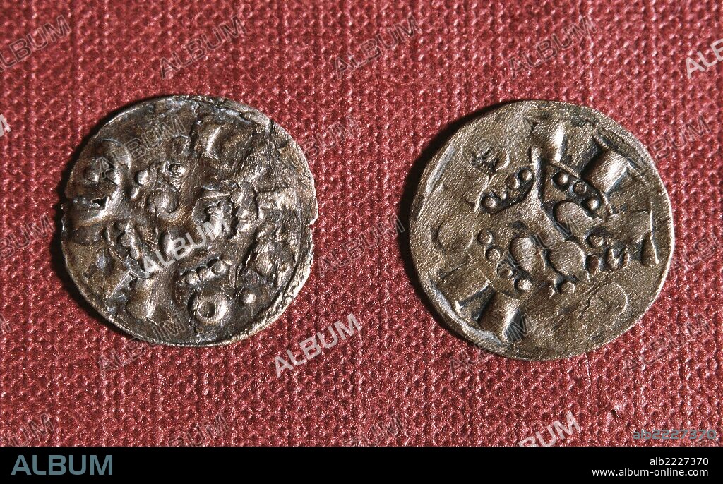 ALTA EDAD MEDIA. MONEDAS MEDIEVALES SIGLO XIII. "DINEROS Y OBALOS" acuñados en Girona, Empuries y Barcelona. Los "dineros" podían ser de vellón o de cobre. La mitad de un dinero era el "obalo" o "meaja", conocida con el nombre de "malla" en Cataluña. Museu Episcopal de Vic. Provincia de Barcelona. Cataluña.