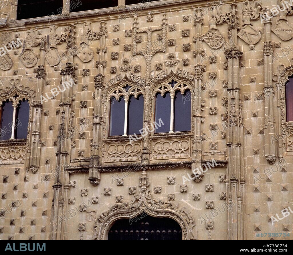 JUAN GUAS. DETALLE DE LA VENTANA DOBLE DE LA FACHADA GOTICA ISABELINA DEL PALACIO JABALQUINTO O PALACIO DE LOS CONDES DE BENAVENT.