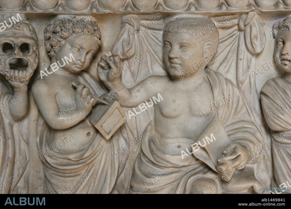 ARTE ROMANO. ITALIA. Relieve de un SARCOFAGO ROMANO, donde aparece representado un maestro junto a un alumno que toma anotaciones en una TABLILLA DE CERA "tabulae", con un ESTILO "stilus". Museos Vaticanos. Ciudad del Vaticano.