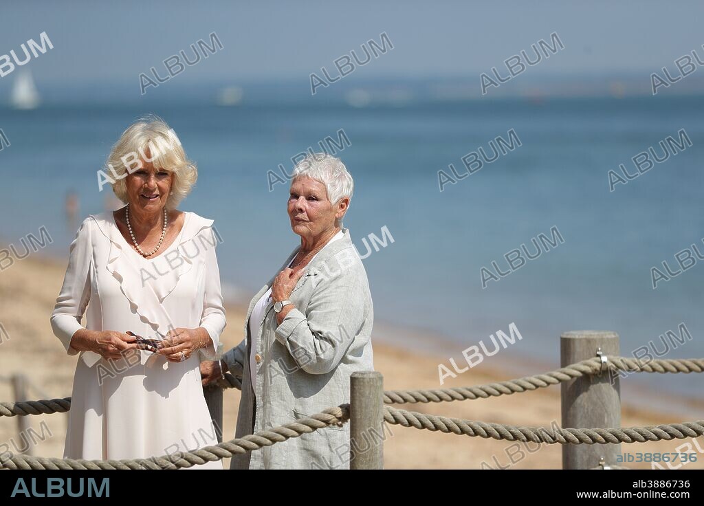 JUDI DENCH und CAMILLA PARKER BOWLES. July 25, 2018 - Cowes, United Kingdom - Image licensed to i-Images Picture Agency. 24/07/2018. Cowes, United Kingdom. The Duchess of Cornwall is welcomed by Dame Judi Dench as she arrives at Queen Victoria's private beach, next to the monarch's holiday home in East Cowes on the Isle of Wight, United Kingdom. 25/07/2018