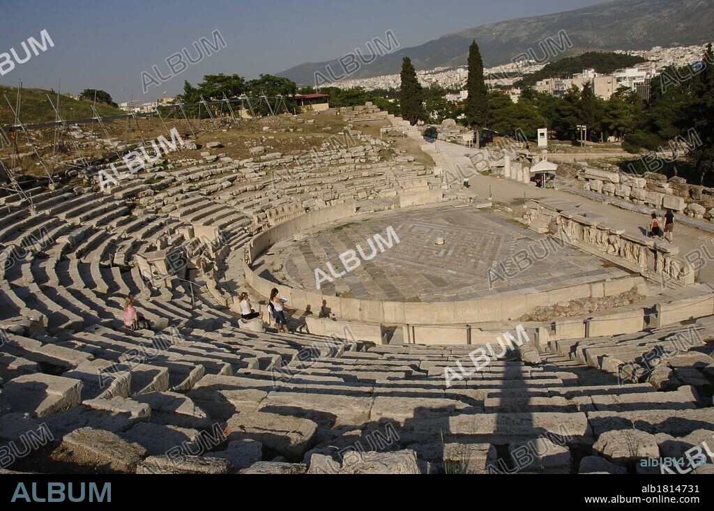 ARTE GRIEGO. GRECIA. TEATRO DE DIONISIO. Vista parcial de la ORQUESTA pavimentada con losas de mármol. Construido en tiempos de Alcibíades (405 a. C.). ATENAS.