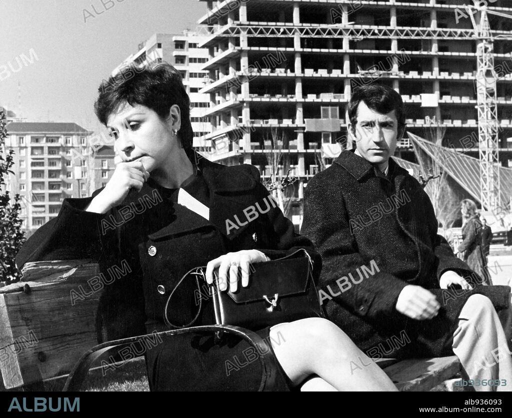 JOSE SACRISTAN y LINA MORGAN en DOS CHICAS DE REVISTA, 1972, dirigida por MARIANO OZORES. Copyright PICASA.