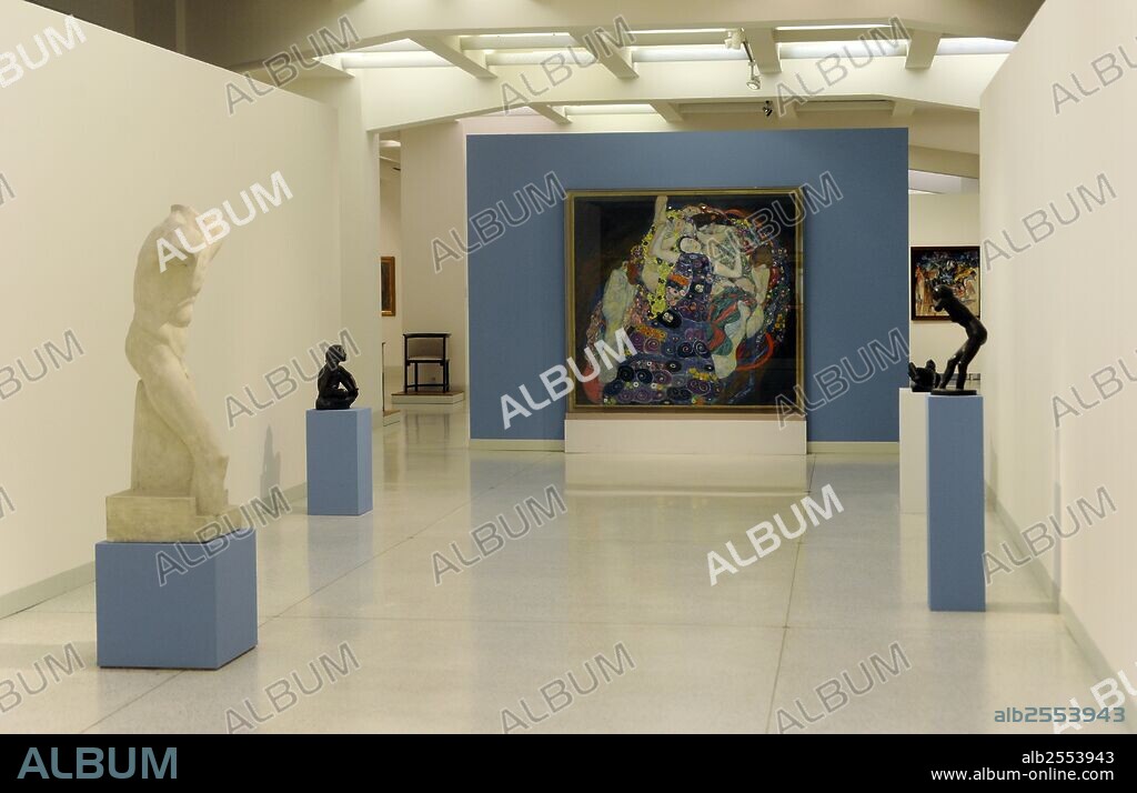 GALERIA NACIONAL DE PRAGA. REPUBLICA CHECA. Interior de una da las salas del museo. Al fondo el cuadro de Gustav Klimt (1862-1918), La Virgen, 1913.