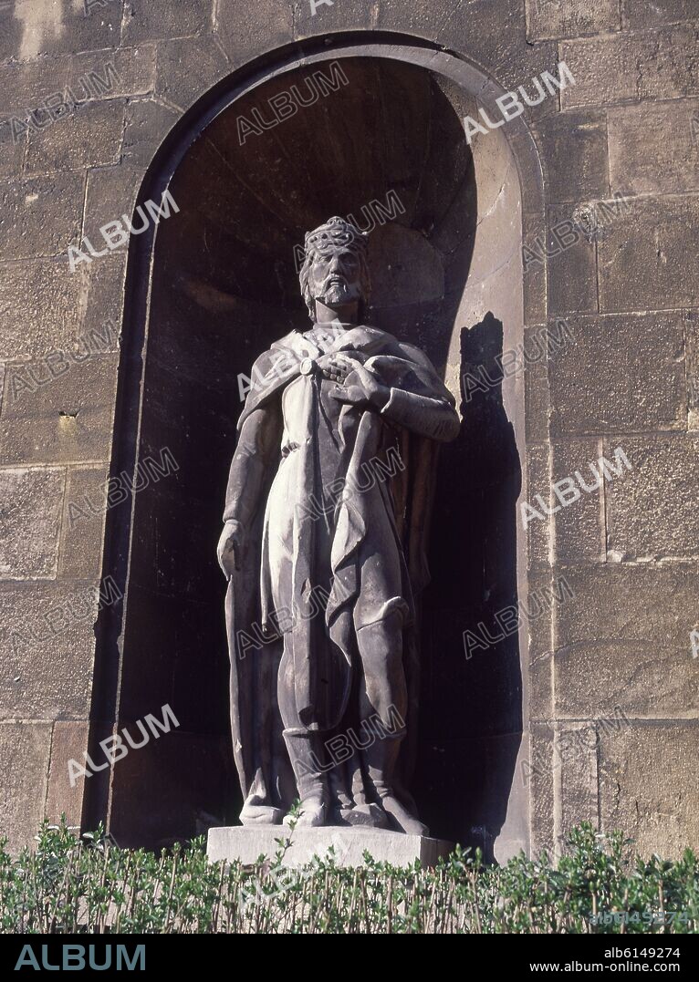 MANUEL ALVAREZ LAVIADA (1892-1958). ALFONSO III REY CAUDILLO DE ASTURIAS (842-850) EN EL JARDIN DE LOS REYES CAUDILLOS DE ASTURIAS - FOTO AÑOS 70.