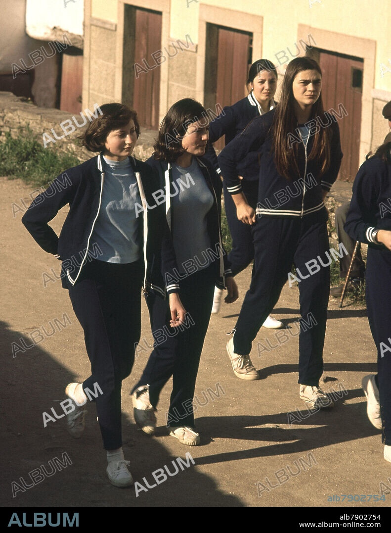 CHICAS VESTIDAS CON CHANDAL - FOTO AÑOS 70.