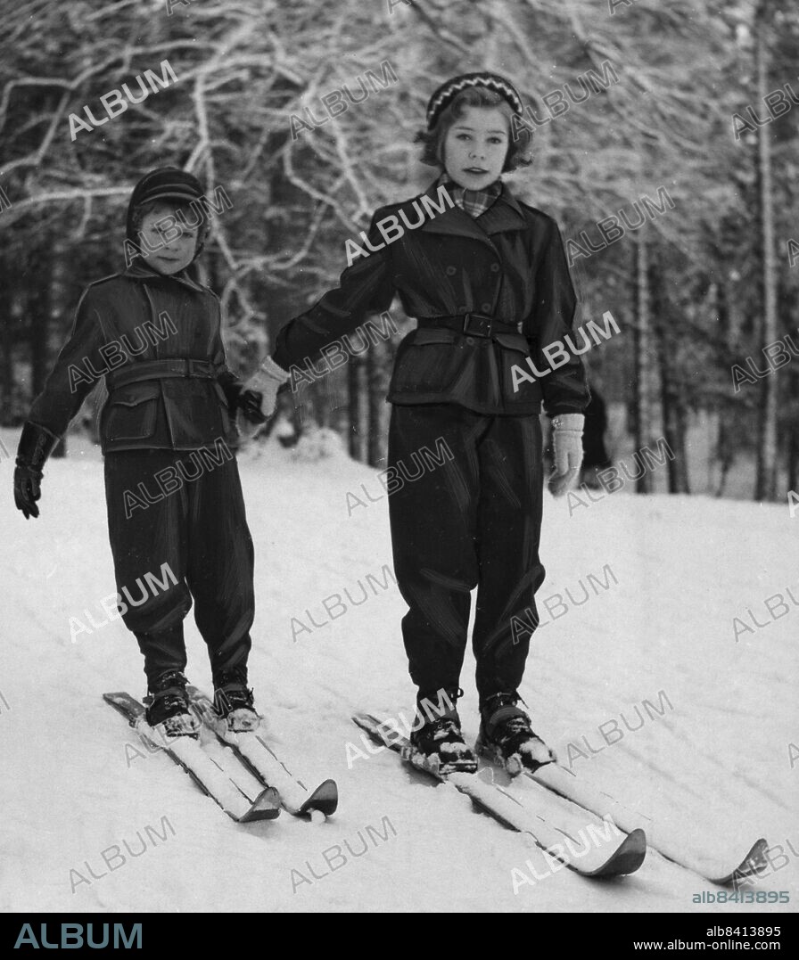 ARKIV STOCKHOLM 19530101.. Crown Prince Carl Gustaf and Princess Christina, on skis in the Haga park. Foto: Carl Erik Sundström / DN / TT / Kod: 59 . Mapp: Hagaprinsessorna 1953-1956. **SvD OUT**.