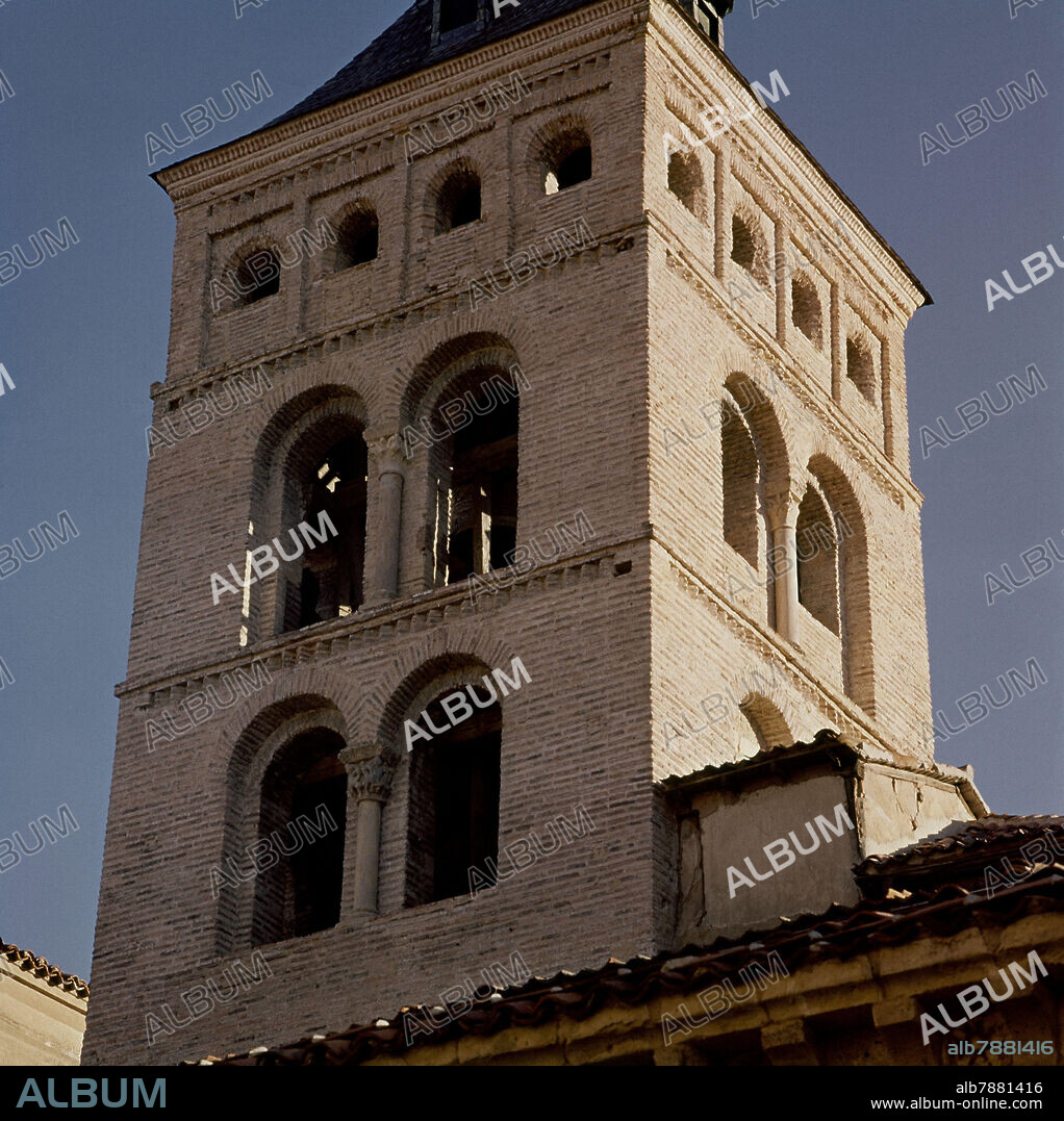 TORRE DE LA IGLESIA DE SAN MARTIN DE SEGOVIA - ROMANICO MUDEJAR.