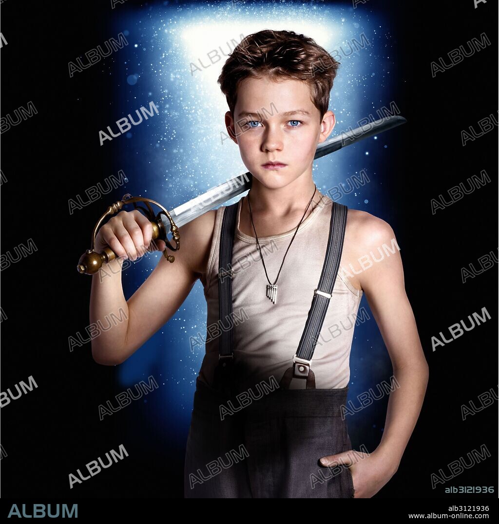 LEVI MILLER en PAN: VIAJE A NUNCA JAMAS, 2015 (PAN), dirigida por JOE WRIGHT. Copyright BERLANTI PRODUCTIONS.