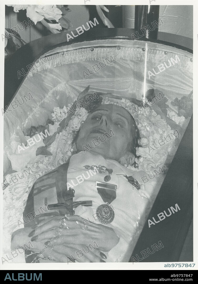 Madrid, 10/07/1983. Capilla ardiente de Estrellita Castro, instalada en el teatro Lara.