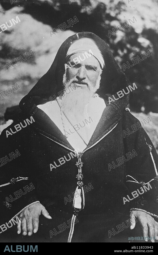 Spain thanks a famous Kaid . The famous Kaid of the Samma tribe , Amed Hali el Hallay , for 14 years a great friend of Spain , who has been congratulated by the Government for his help in the latest operations . 13 November 1925.