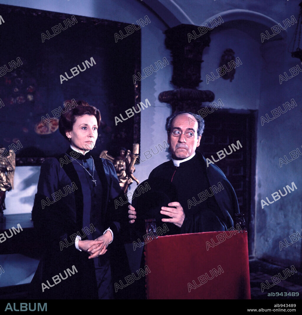 JOSE LUIS LOPEZ VAZQUEZ y JULIA GUTIERREZ CABA en DOÑA PERFECTA, 1977, dirigida por ANTONI FERNANDEZ ARDAVIN. Copyright AZOR FILMS.