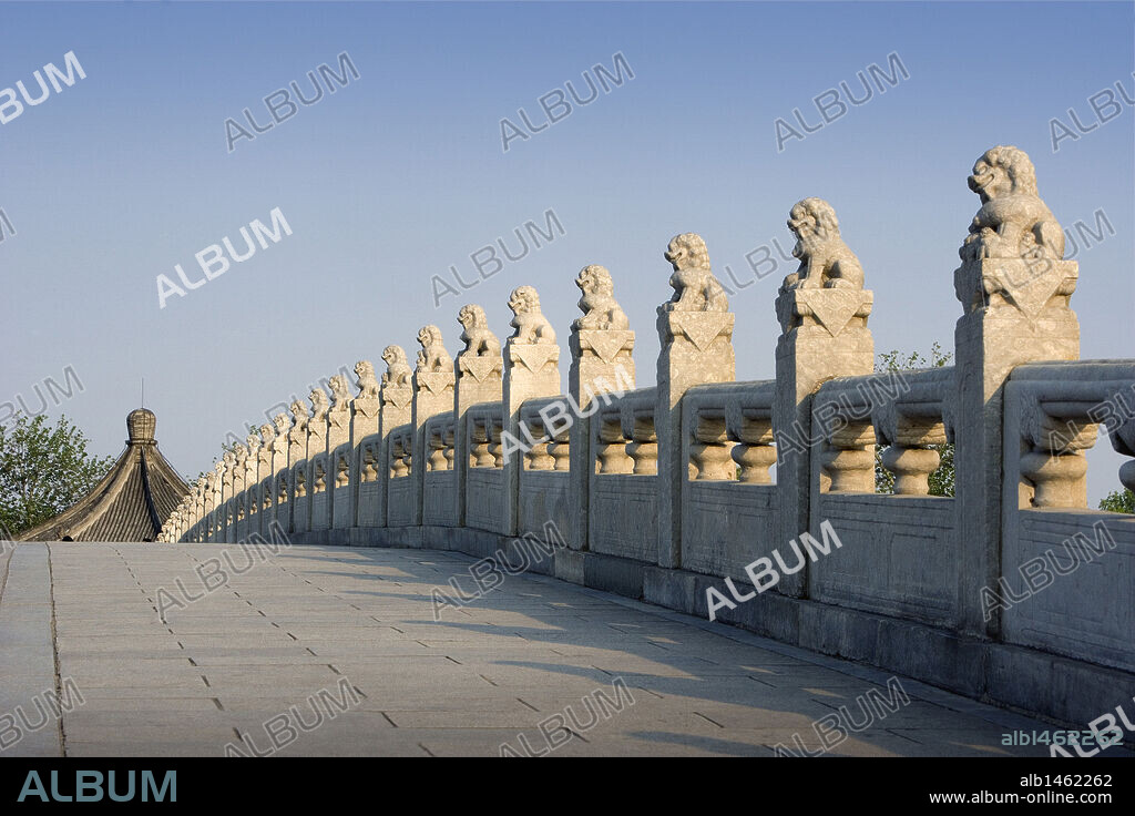 Vista parcial del PUENTE DE LOS DIECISIETE ARCOS sobre el Lago Kunming, situado en el recinto del Palacio de Verano (Yiheyuan) (Patrimonio de la Humanidad). PEKIN (BEIJING). China.