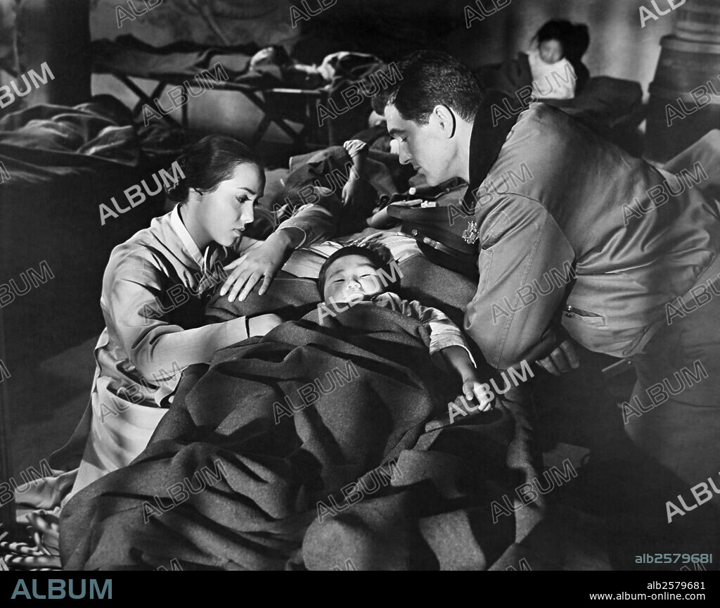 ANNA KASHFI y ROCK HUDSON en HIMNO DE BATALLA, 1957 (BATTLE HYMN), dirigida por DOUGLAS SIRK. Copyright UNIVERSAL PICTURES.
