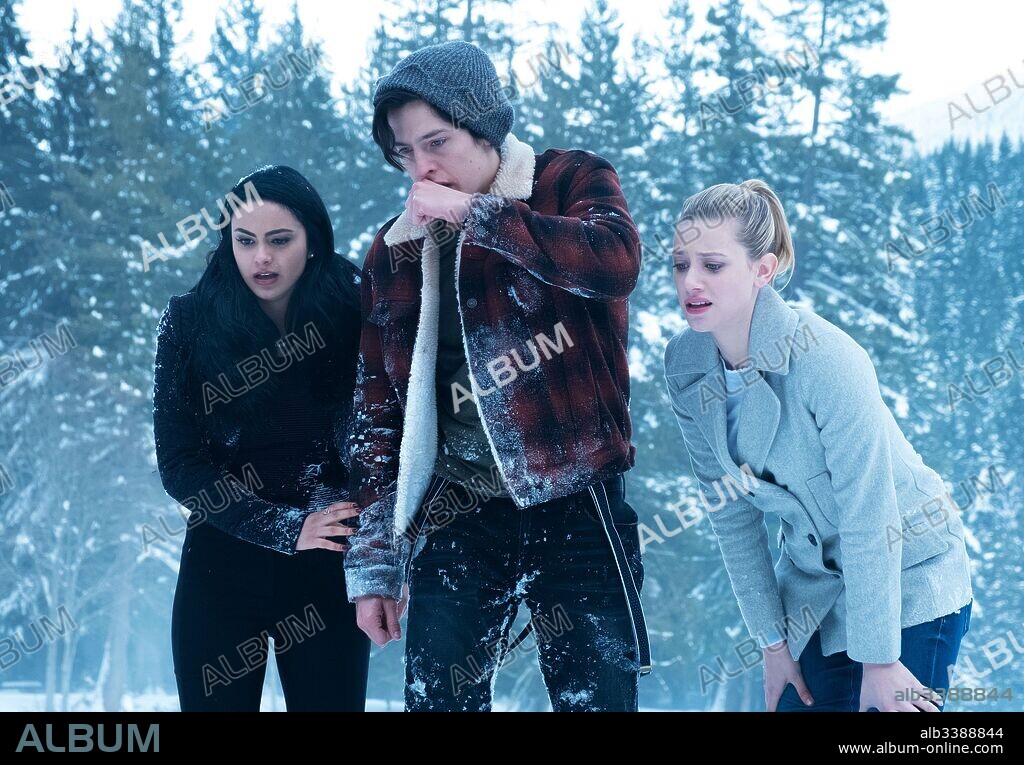 CAMILA MENDES, COLE SPROUSE y LILI REINHART en RIVERDALE, 2017, dirigida por ROBERTO AGUIRRE-SACASA. Copyright CBS TELEVISION. Temporada 1.