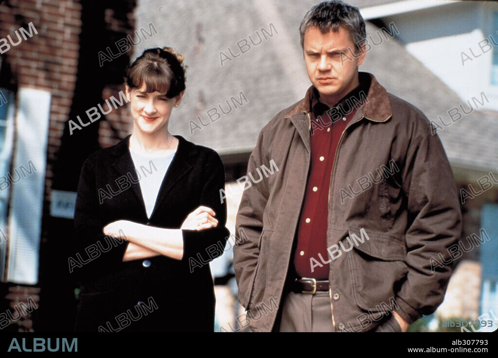 JOAN CUSACK and TIM ROBBINS in ARLINGTON ROAD, 1999, directed by MARK PELLINGTON. Copyright LAKESHORE ENTERTAINMENT.