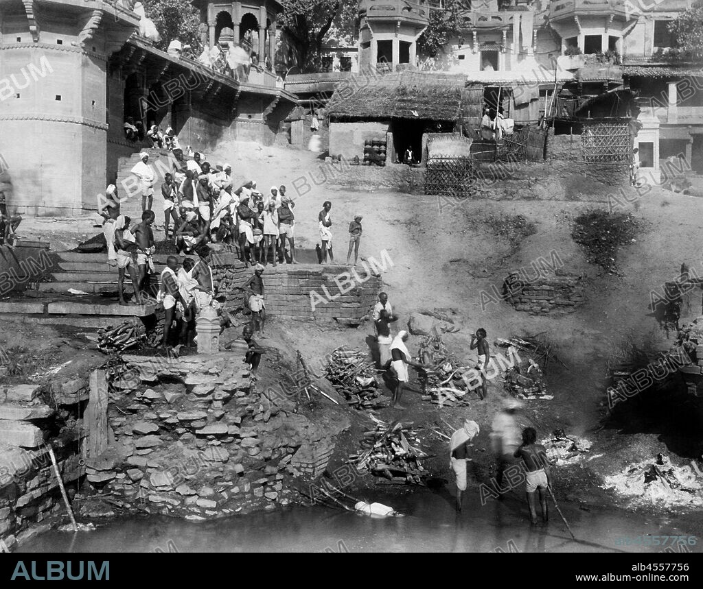 Asia, india, Benares, rite of cremation on the banks of Ganges, 1900-10.