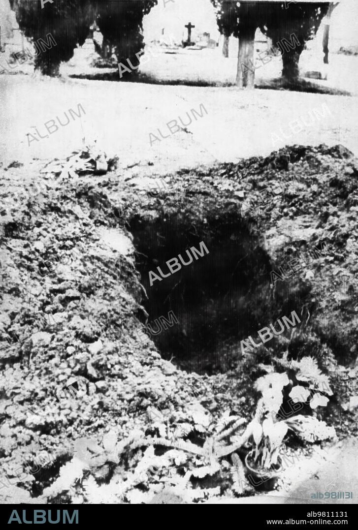 El ataúd con los Restos Mortales de Charlie Chaplin ha Desaparecido de la tumba del cementerio de Corsier-Sur-Vevey, donde Fue Enterrado el 27 de Diciembre. La policía Suiza no Descarta la Posiblidad de que los Ladrones Pidan un rescate por devolver el cadáver del genial Cómico. En la Imagen, la tumba Profanada.