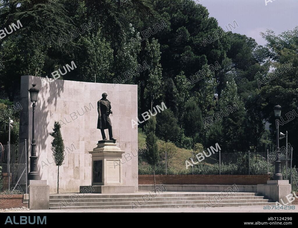 MIGUEL ANGEL TRILLES. MONUMENTO A BRAVO MURILLO REALIZADO EN 1902 Y SITUADO EN LA CALLE BRAVO MURILLO ESQUINA A JOSE ABASCAL JUNTO AL CANAL DE ISABEL II - FOTO AÑOS 60.