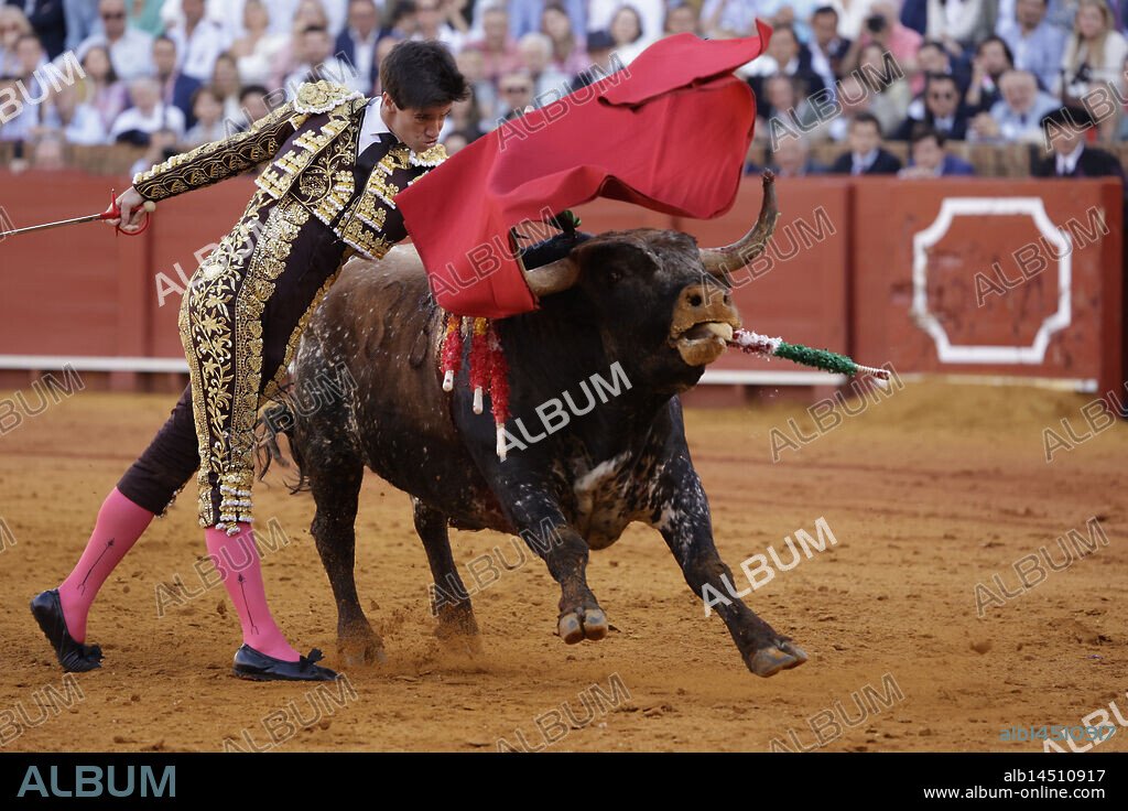 Sevilla, 11/05/2025. Corrida de toros celebrada en La Maestranza, para los toreros Manuel Escribano, Pepe Moral y Esaú Fernández. En la imagen, Esaú Fernández, de tabaco y oro. Foto: Juan Flores. ARCHSEV.
