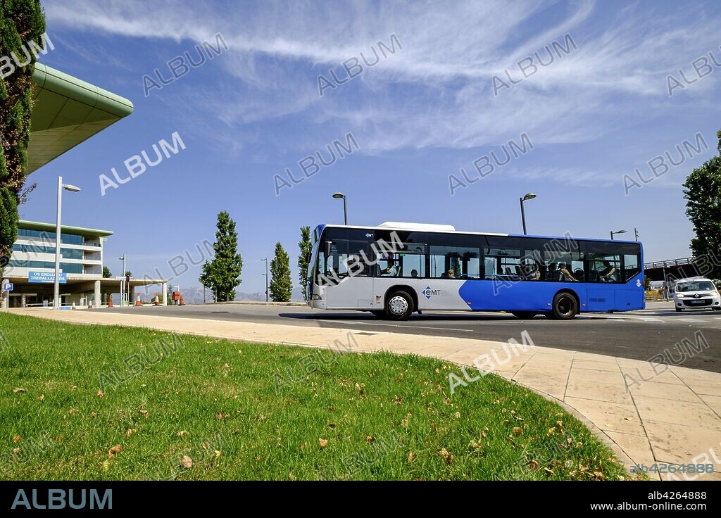 autobus de la empresa municipal de transportes, EMT, hospital Son Espases, Palma, Mallorca, balearic islands, spain, europe.
