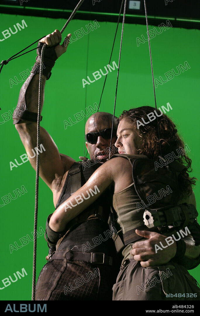 ALEXA DAVALOS und VIN DIESEL in THE CHRONICLES OF RIDDICK, 2004, unter der Regie von DAVID TWOHY. Copyright UNIVERSAL STUDIOS / LEDERER, JOSEPH.