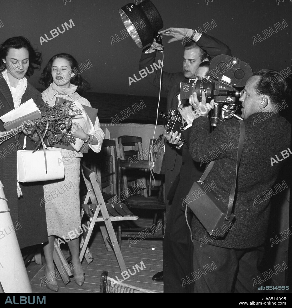 Göteborg 1958-04-06. Resa med M/S Margaretha till Fredrikshamn med underhållning ombord. Artister är bl.a. Berit Bohm och Flickery Flies - Skönhetsdrottning koras också. Mannen som håller lampan är journalsiten Lars-Henrik Ottosson - *** Local Caption *** Krep KT 03. GT - 081103-091.jpg. KAMERAREPORTAGE.