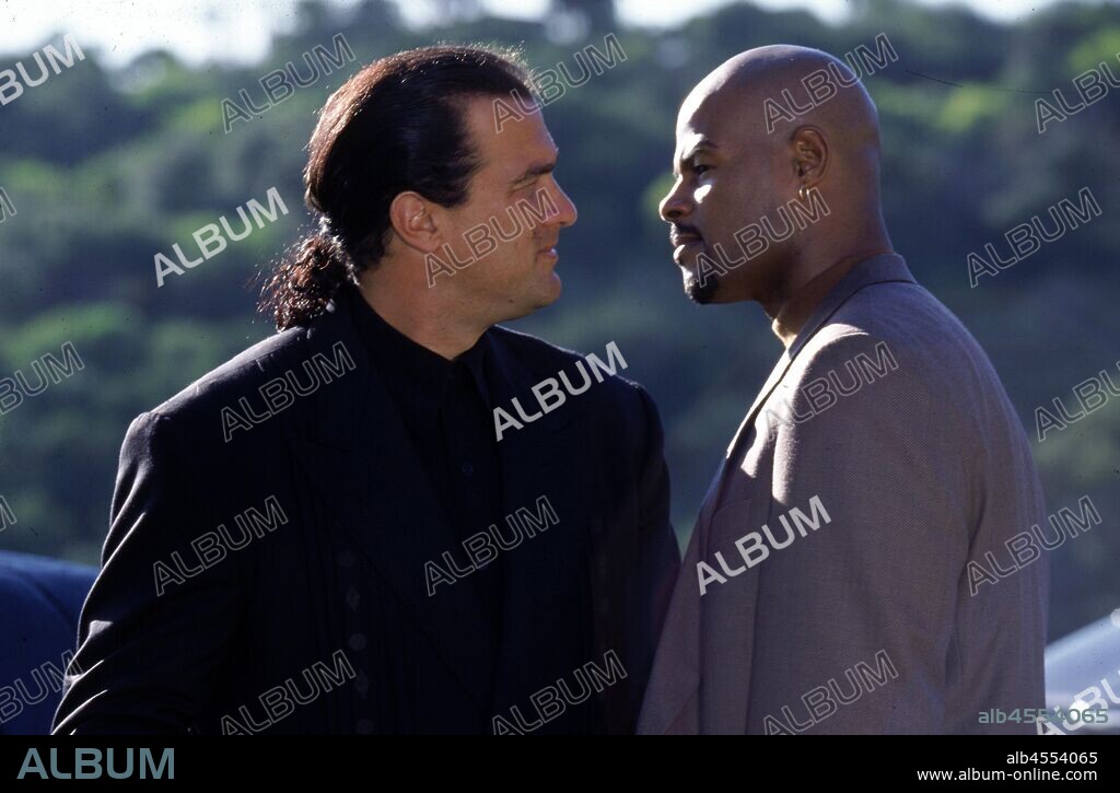 KEENEN IVORY WAYANS and STEVEN SEAGAL in GLIMMER MAN, 1996. Copyright WARNER BROTHERS.