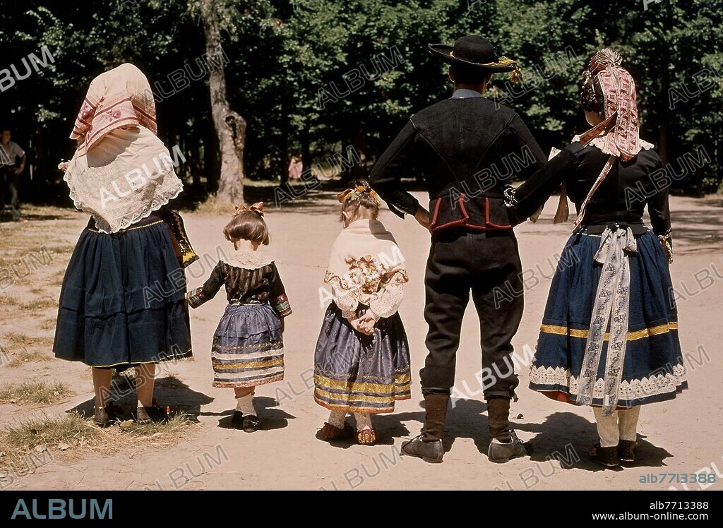 TRAJE REGIONAL GRUPO DE NAVALCAN (TOLEDO).