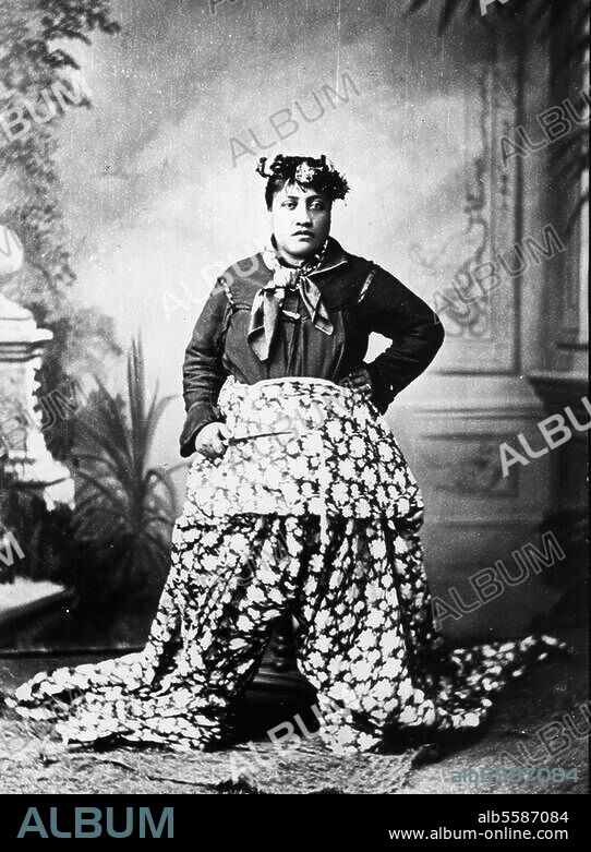 Völkerkunde:. Hawaii. Hawaiianerin im Reitkostüm. Photographie, 1885.