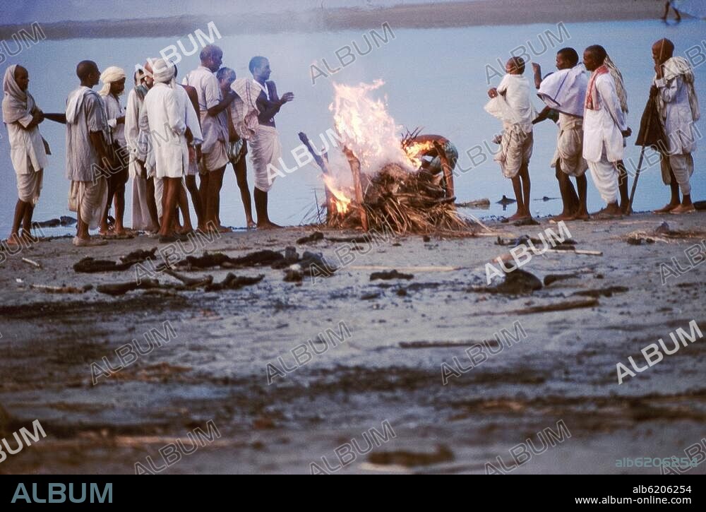 Völkerkunde / Indien.-Ayodhya (Uttar Pradesh): Leichenverbrennung am Ufer der Ghaghara.-Foto, September 1987.