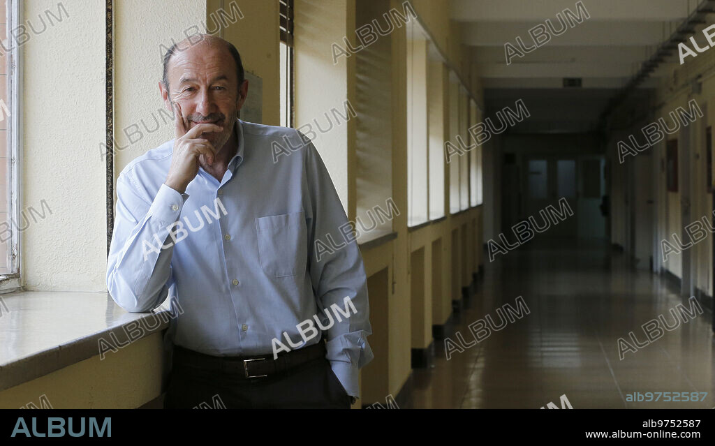Madrid, 15/12/2015. Entrevista con el profesor Alfredo Pérez Rubalcaba, en su despacho de la Universidad Complutense. Foto: Jaime García ARCHDC.