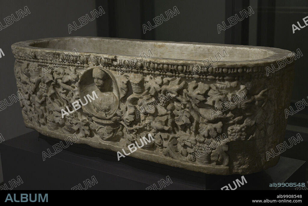 Sarcófago de la Vendimia. Con forma de bañera o prensa de uva. Su decoración representa una viña. El medallón central muestra un busto de la persona muerta, al parecer una niña. Mármol blanco. Siglo III d.C. Medidas: 1,18 m. (longitud), 0,45 m. (anchura) y 0,35 m. (altura). Procede de la antigua freguesía de Castanheira do Ribatejo. Hallado en Vila Franca de Xira (distrito de Lisboa, Portugal) en 1944. Museo Nacional de Arqueología. Lisboa. Portugal.