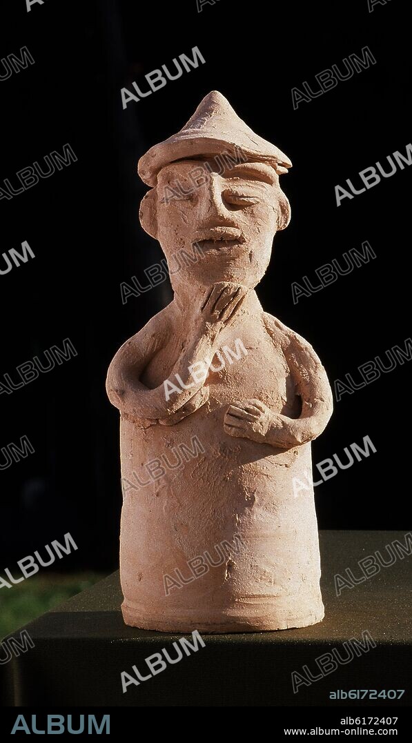 FIGURA DE JOVEN EN BARRO (ALFARERO "TITO").