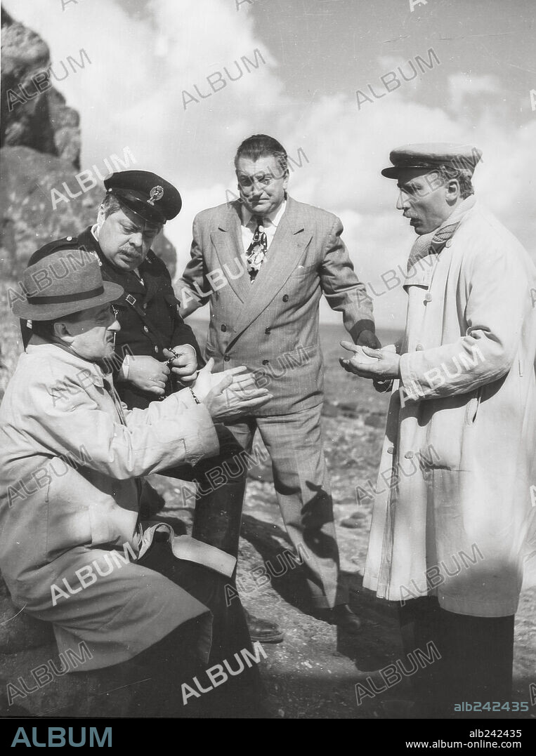 ALDO FABRIZI and TOTO in COPS AND ROBBERS, 1951 (GUARDIE E LADRI), directed by MARIO MONICELLI. Copyright LUX FILM.