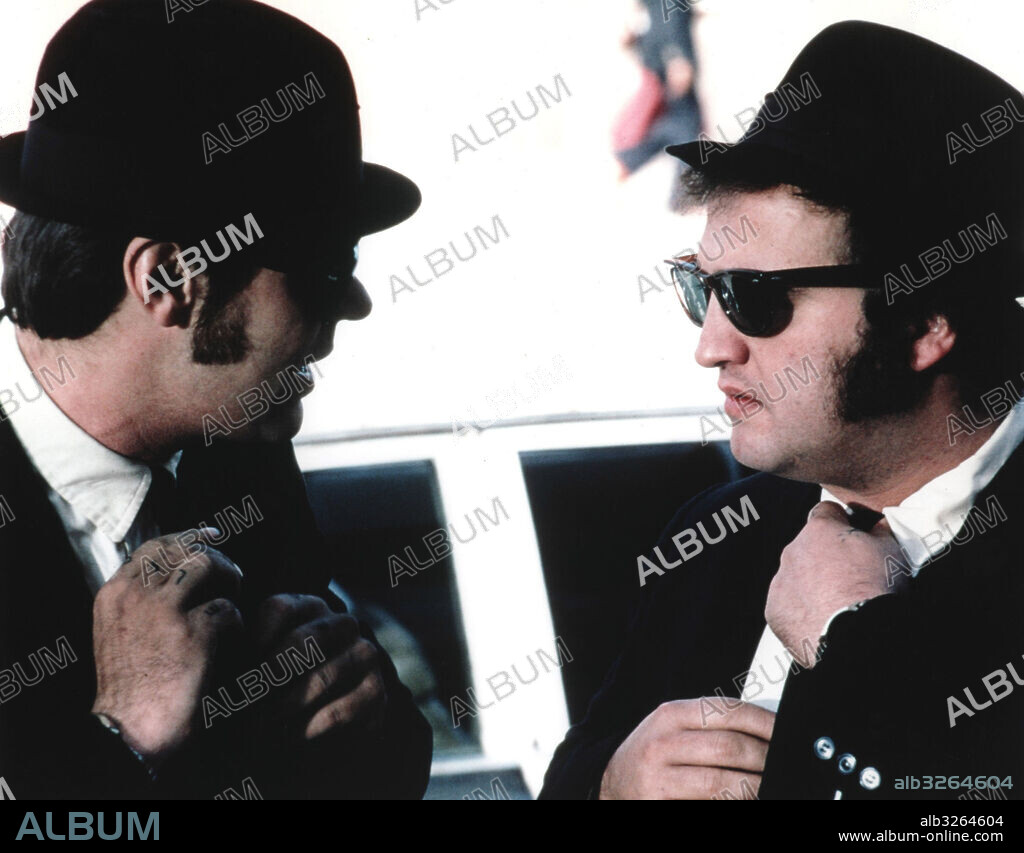 DAN AYKROYD and JOHN BELUSHI in THE BLUES BROTHERS, 1980, directed by JOHN LANDIS. Copyright UNIVERSAL PICTURES.
