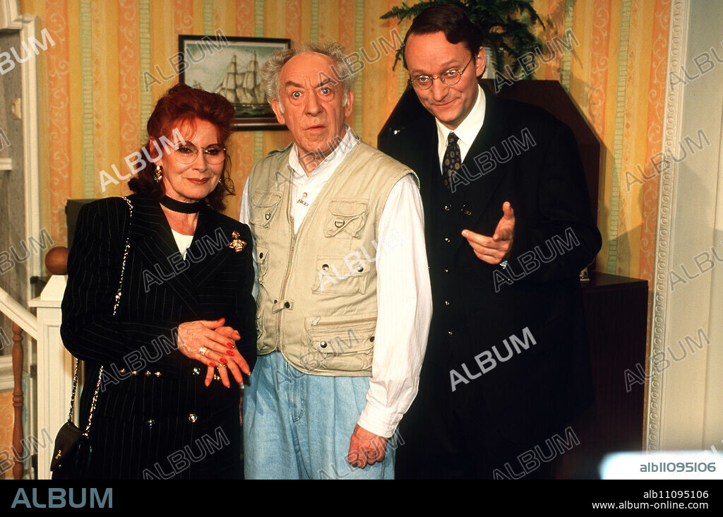 ZEBRALLA / The contract / Dr. Rosenzweig (EVELYN GRESSMANN), Jürgen (DIETER HALLERVORDEN), Ingo (FRANK LÜDECKE). / Headline: ZEBRALLA / BRD 2000.