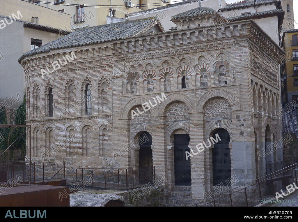 Toledo. Castilla-La Mancha. España. Ermita del Cristo de la Luz. Antigua mezquita, construída a finales del siglo X y convertida en iglesia cristiana en el siglo XII. Vista general de la fachada noroeste y el ábside. Construída en ladrillo. Tiene tres arcos de medio punto enmarcados por arcos de herradura, con vanos de entrada a la sala de oración. La parte superior está compuesta por arcos polilobulados que enmarcan arcos de herradura de estilo califal, decorados con dovelas. Rematado con una cornisa.