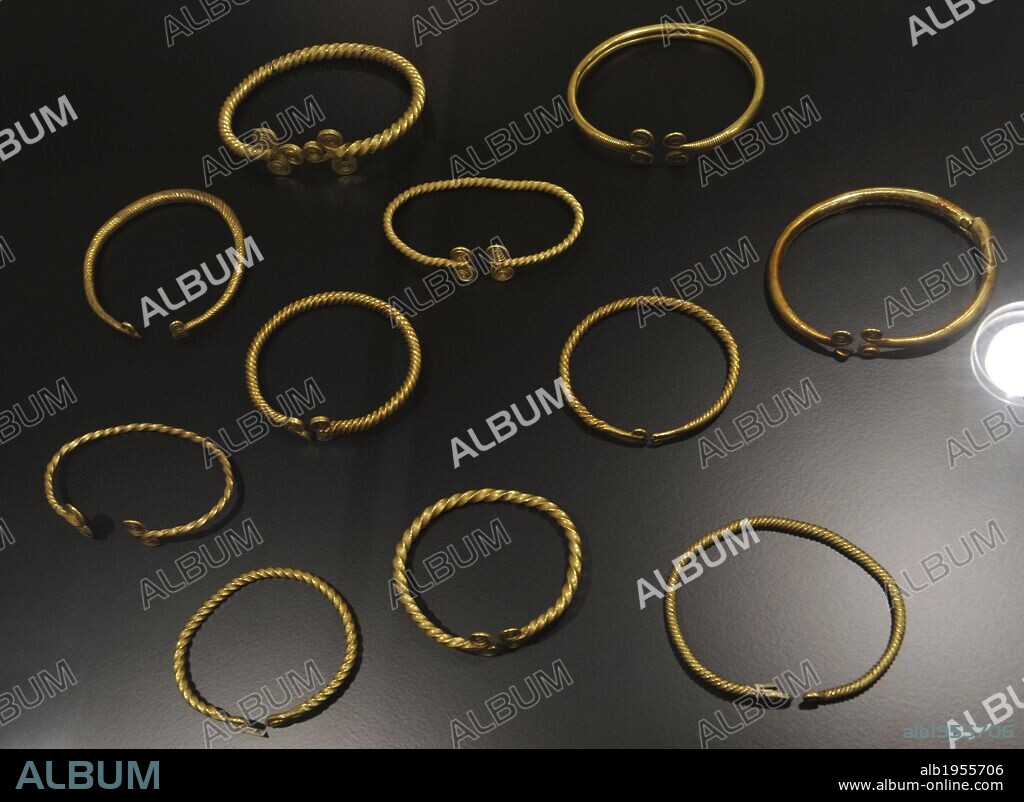 Smooth and spiral bracelets in gold. Early Bronze Age, 1700-1100 BC. National Museum of Denmark. Copenhagen. Denmark.