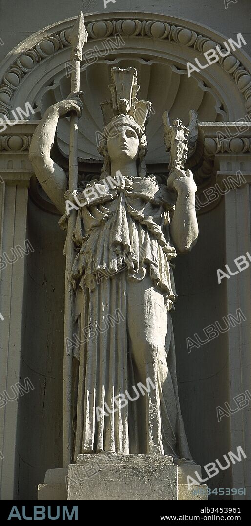 Palas Atenea (Minerva romana). Diosa de la Sabiduría, del Derecho, de la Agricultura y de la Guerra. Estatua de la diosa ubicada en el balcón neoclásico, remodelado en el siglo XIX por Ricardo Velazquez Bosco (1843-1923). Palacio de Antonio Mendoza. Guadalajara. Castilla-La Mancha. España.