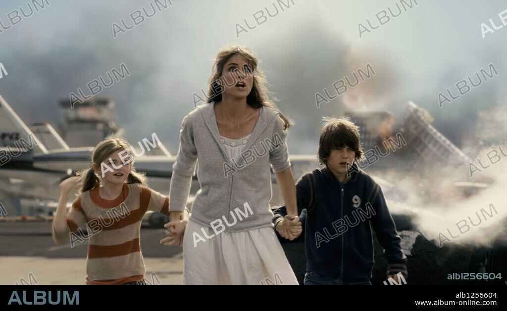 AMANDA PEET, LIAM JAMES and MORGAN LILY in 2012, 2009, directed by ROLAND EMMERICH. Copyright COLUMBIA PICTURES.