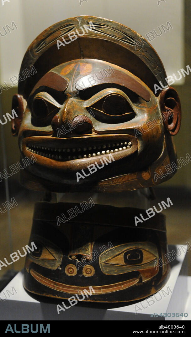 Casco y collera con representaciones de rostros esquemáticos. Madera, cobre, cuero y concha. Indios Tlingit (Siglo XVIII). Costa Noroeste. América del Norte. Museo de América. Madrid. España.