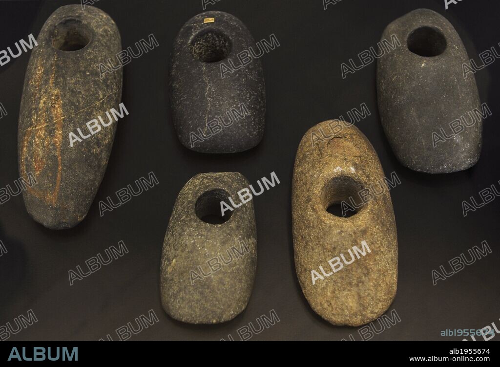 ARTE. PREHISTORIA. EUROPA. Fabricación local. Ejes de azada de piedra verde. Armas o herramientas?. Hallados en Jutlandia y las Islas Danesas. 7500-5500 a. C. Museo Nacional. Copenhague. Dinamarca. Europa.