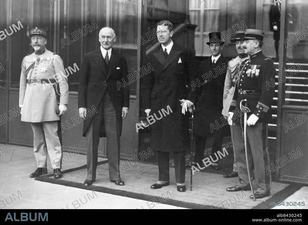 FRANKRIKE PARIS 1931.. Orig. bildtext... LE PRINCE GUSTAVE-ADOLPHE RECU PAR LE PRÉSIDENT DOUMER. Cet après-midi, le Prince Gustave Adolphe, héritier du trône de Suède, a été recu á déjevªner par le Président Doumer, au Palais de l'Elysée. Le Prince séjournera une semaine á Paris. N.p.m. :(de g. á dr.) le Colonel Brosse, le Général Braconnier, le Prince Gustave-Adolphe et M. Becq de Fouquières, chef du protocole, á leur sortie du Palais de l'Elysée. Anm. Gustaf VI Adolf, 1882-1973, Sveriges kronprins från 1907 och kung från 1950. 1931 besökte han Paris för att inviga Svenska studenthemmet. Käppar Mustascher Uniformsmössor Profiler Sabel Damasker Elyséepalatset Cylinderhattar CD532 persons: GUSTAF ADOLF, KRONPRINS AV SVERIGE sites: SVERIGE*;PARIS;FRANKRIKE.