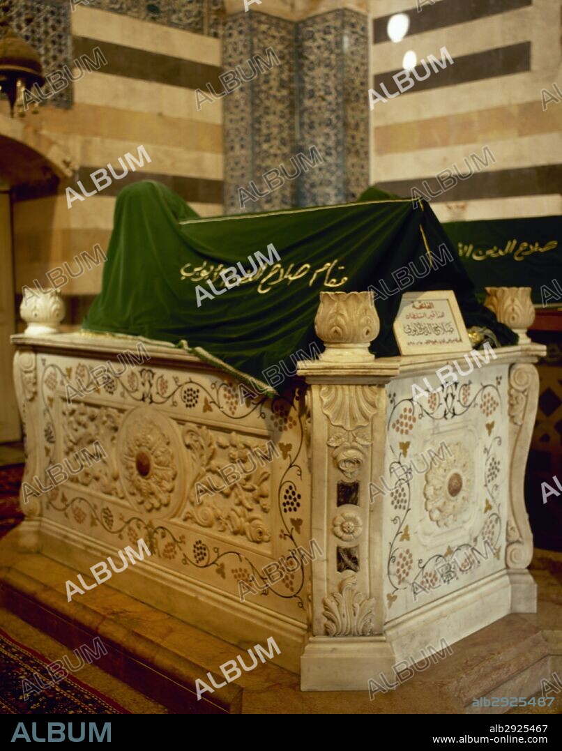 SALADINO I (Tikrit, 1138-Damasco, 1193). Su verdadero nombre era al-Malik al-Nasir Yusuf. Sultán ayyubí de Egipto (1171-1193) y Siria (1174-1193). Unificó el Islam y venció en las Cruzadas. Vista del SARCOFAGO de mármol con los restos del sultán, situado en el mausoleo construido en el siglo XII y restaurado en el XIX. DAMASCO. SIRIA.