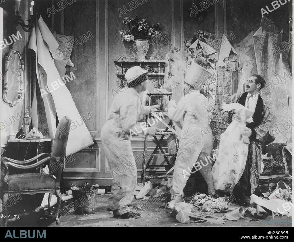 LOS HERMANOS MARX, CHICO MARX, GROUCHO MARX y HARPO MARX. CHICO MARX, GROUCHO MARX, HARPO MARX y THE MARX BROTHERS en UN DÍA EN LAS CARRERAS, 1937 (A DAY AT THE RACES), dirigida por SAM WOOD. Copyright M.G.M.