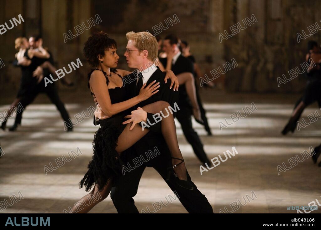 ANTHONY RAPP and TRACIE THOMS in RENT, 2005, directed by CHRIS COLUMBUS. Copyright SONY PICTURES / BRAY, PHIL.
