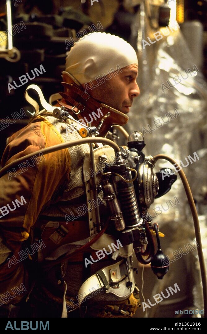 BRUCE WILLIS en DOCE MONOS, 1995 (TWELVE MONKEYS), dirigida por TERRY GILLIAM. Copyright TRISTAR PICTURES.