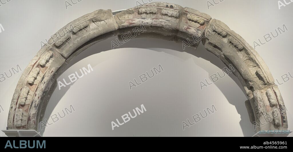 Reconstrucción de un arco del antiguo claustro de la Catedral de Santiago, mediados del siglo XIII. Taller compostelano. Granito tallado y restos de policromía. En depósito, procedente de la Catedral de Santiago. Museo de las Peregrinaciones y de Santiago. Santiago de Compostela. Provincia de La Coruña. Galicia. España.
