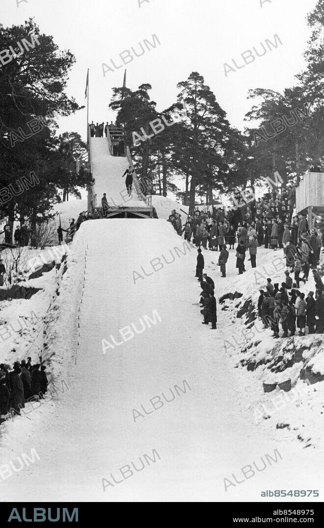 STOCKHOLM 1943-01-17.. Stadshagens nya skidbacke invigs och S. Lökkengard, Göteborgs S.K. får göra premiärhoppet.. Foto: AB Text & Bilder / SVT / Kod: 5600. Mapp: Skidbacken Fiskartorpet m.m. I:36a. Backhoppning Åskådare.